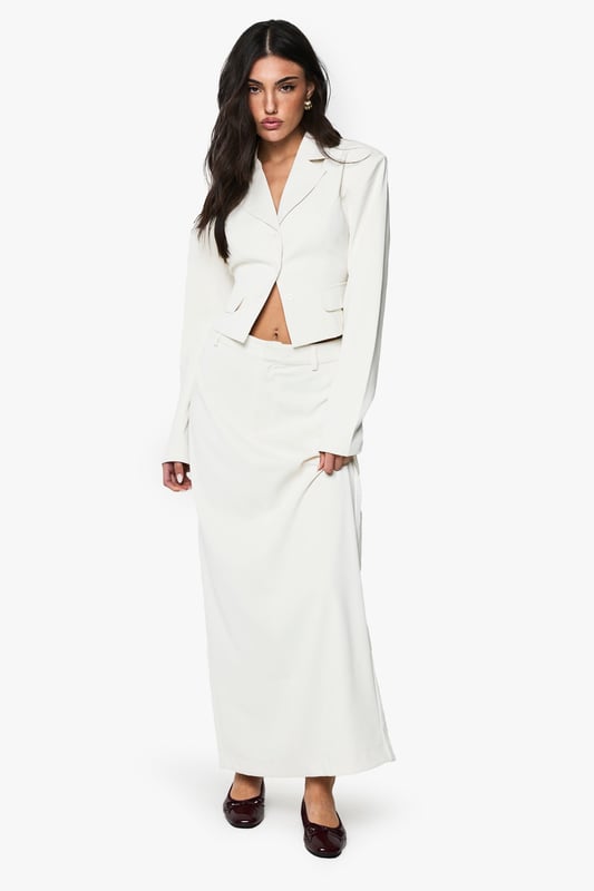 Sophisticated woven blazer featuring elegant ruching detail for added texture and visual interest
        Classic collared neckline with a structured lapel design that creates a polished silhouette
        Cropped length perfect for highlighting high-waisted bottoms
        Functional front pockets that maintain the blazer's clean lines
        Regular fit that offers comfortable movement while maintaining a refined shape
    
    This woven ruched blazer from Boohoo brings contemporary flair to traditional tailoring. The distinctive gathering detail adds texture and dimension to this versatile piece, making it a standout addition to your going-out wardrobe. Style with the matching skirt as seen on our model for a coordinated evening ensemble that commands attention at the club or cocktail bar. For a more relaxed interpretation, pair with high-waisted jeans and statement jewellery when meeting friends for drinks. The structured collar and clean lines create a balanced silhouette that works beautifully for urban nightlife settings. This blazer effortlessly transitions from casual drinks to more upscale venues, offering the fashion-forward versatility that the Boohoo girl craves for her social calendar.