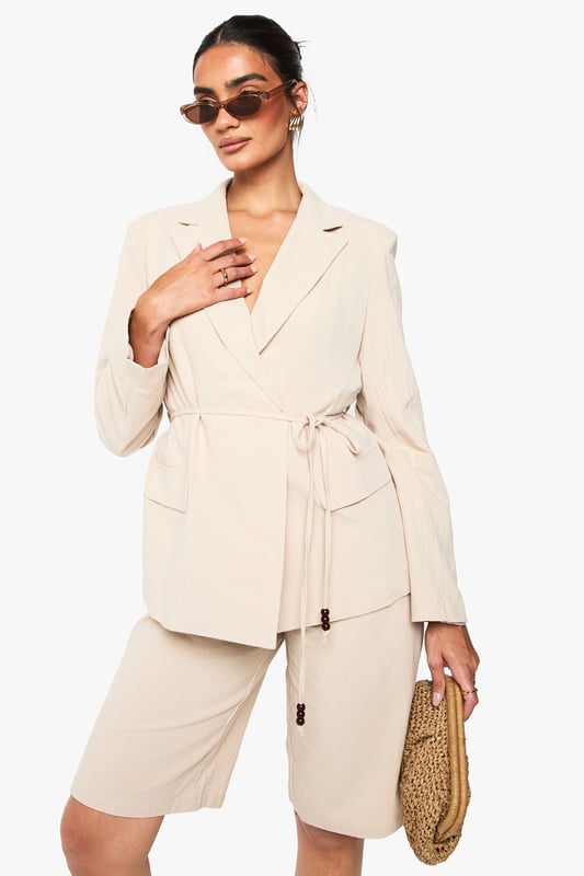 Wrap up in the latest coats and jackets and get out-there with your outerwearBreathe life into your new season layering with the latest coats and jackets from boohoo. Supersize your silhouette in a padded jacket, stick to sporty styling with a bomber, or protect yourself from the elements in a plastic raincoat. For a more luxe layering piece, faux fur coats come in fondant shades and longline duster coats give your look an androgynous edge.