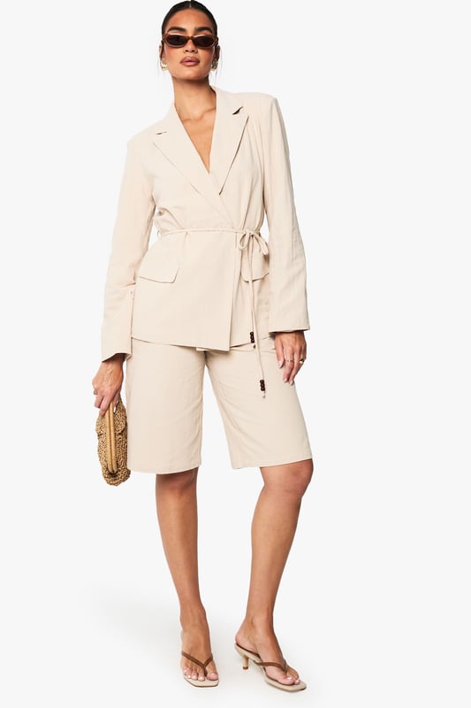 Wrap up in the latest coats and jackets and get out-there with your outerwearBreathe life into your new season layering with the latest coats and jackets from boohoo. Supersize your silhouette in a padded jacket, stick to sporty styling with a bomber, or protect yourself from the elements in a plastic raincoat. For a more luxe layering piece, faux fur coats come in fondant shades and longline duster coats give your look an androgynous edge.