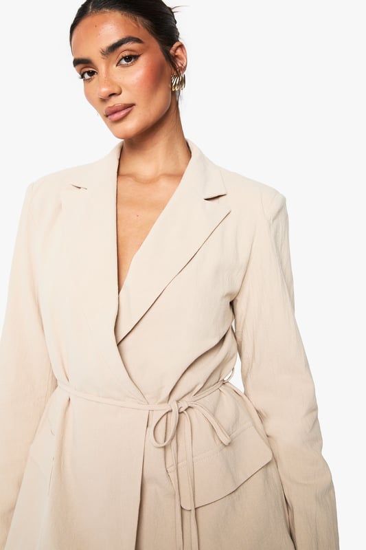 Wrap up in the latest coats and jackets and get out-there with your outerwearBreathe life into your new season layering with the latest coats and jackets from boohoo. Supersize your silhouette in a padded jacket, stick to sporty styling with a bomber, or protect yourself from the elements in a plastic raincoat. For a more luxe layering piece, faux fur coats come in fondant shades and longline duster coats give your look an androgynous edge.