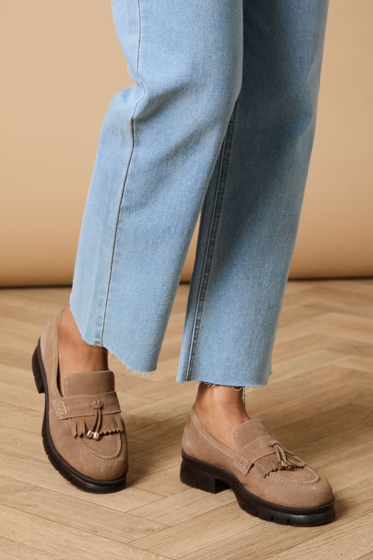 Crafted from soft suede with decorative tassel detailing for a classic finish
        Chunky sole provides excellent grip and all-day comfort
        Flat heel height (under 2cm) ideal for extended wear
        Traditional loafer silhouette with contemporary proportions
        Gold-tone hardware accent adds a subtle touch of sophistication
    
    The Brooke Suede Tassel Loafers from Oasis present the perfect blend of comfort and style for your everyday wardrobe. These versatile flats showcase charming tassel detailing that nods to traditional loafer design whilst maintaining a fresh, feminine appeal. Style them as seen with relaxed denim and a flowing blouse for casual weekend brunches, or pair with tailored trousers and a crisp shirt for a smart-casual office look. The chunky, durable sole offers practical wearability whilst the neutral tone ensures these loafers will complement virtually any outfit in your collection. Perfect for city exploring, shopping trips or casual gatherings where comfort cannot be compromised, these loafers will quickly become your go-to footwear choice for occasions that require both style and practicality.