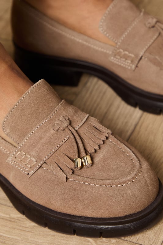 Crafted from soft suede with decorative tassel detailing for a classic finish
        Chunky sole provides excellent grip and all-day comfort
        Flat heel height (under 2cm) ideal for extended wear
        Traditional loafer silhouette with contemporary proportions
        Gold-tone hardware accent adds a subtle touch of sophistication
    
    The Brooke Suede Tassel Loafers from Oasis present the perfect blend of comfort and style for your everyday wardrobe. These versatile flats showcase charming tassel detailing that nods to traditional loafer design whilst maintaining a fresh, feminine appeal. Style them as seen with relaxed denim and a flowing blouse for casual weekend brunches, or pair with tailored trousers and a crisp shirt for a smart-casual office look. The chunky, durable sole offers practical wearability whilst the neutral tone ensures these loafers will complement virtually any outfit in your collection. Perfect for city exploring, shopping trips or casual gatherings where comfort cannot be compromised, these loafers will quickly become your go-to footwear choice for occasions that require both style and practicality.