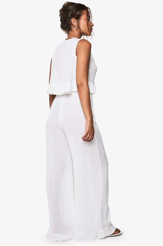 Take nights in up a notch with our silky soft sleepwearYou'll be saying no to nights out when you see our snuggle-worthy sleepwear and luxe loungewear. Cosy up in a co-ordinating pyjama set, drift off in a night dress or go for slumber party success in a statement onesie. Catch your beauty sleep in the best basics from boohoo.