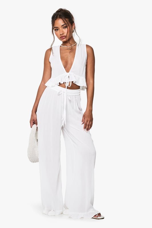 Take nights in up a notch with our silky soft sleepwearYou'll be saying no to nights out when you see our snuggle-worthy sleepwear and luxe loungewear. Cosy up in a co-ordinating pyjama set, drift off in a night dress or go for slumber party success in a statement onesie. Catch your beauty sleep in the best basics from boohoo.