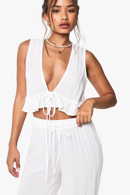 Take nights in up a notch with our silky soft sleepwearYou'll be saying no to nights out when you see our snuggle-worthy sleepwear and luxe loungewear. Cosy up in a co-ordinating pyjama set, drift off in a night dress or go for slumber party success in a statement onesie. Catch your beauty sleep in the best basics from boohoo.