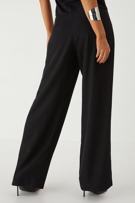 Tailored wide leg design for a dramatic silhouette that commands attention
        Practical side pockets perfect for stashing your essentials on a night out
        High-rise waistband to flatter your figure and provide comfortable all-day wear
        Smooth twill fabric that drapes beautifully with movement
        Versatile design that transitions effortlessly from day to evening events
    
    Make a statement in these MissPap Twill Wide Leg Tailored Trousers, designed to turn heads wherever you go. The dramatic wide leg cut creates a bold silhouette that flows gracefully with every step, whilst the high-rise waistband accentuates your waist for a figure-flattering effect. Style with a cross-halter top as shown for a night on the town, or dress down with a fitted tee and trainers for daytime chic. These trousers work brilliantly for family gatherings when paired with a soft blouse and flat sandals, or amp up the drama for evening drinks with strappy heels and statement jewellery. The side pockets add practical functionality to this fashion-forward piece, making these trousers the perfect addition to your wardrobe for those who want to showcase their confident style whilst maintaining comfort.