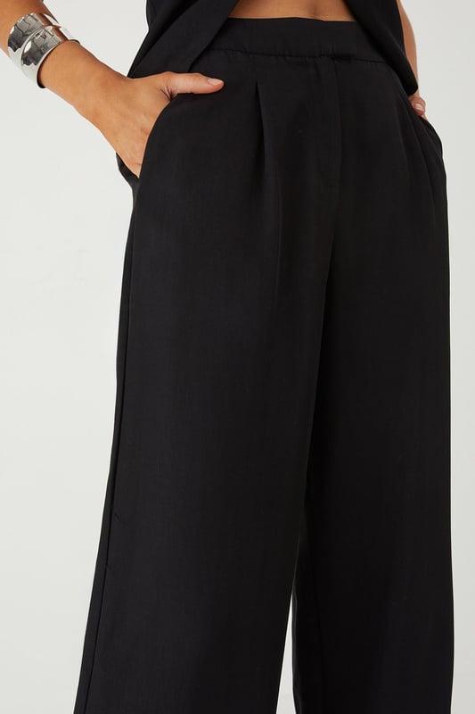 Tailored wide leg design for a dramatic silhouette that commands attention
        Practical side pockets perfect for stashing your essentials on a night out
        High-rise waistband to flatter your figure and provide comfortable all-day wear
        Smooth twill fabric that drapes beautifully with movement
        Versatile design that transitions effortlessly from day to evening events
    
    Make a statement in these MissPap Twill Wide Leg Tailored Trousers, designed to turn heads wherever you go. The dramatic wide leg cut creates a bold silhouette that flows gracefully with every step, whilst the high-rise waistband accentuates your waist for a figure-flattering effect. Style with a cross-halter top as shown for a night on the town, or dress down with a fitted tee and trainers for daytime chic. These trousers work brilliantly for family gatherings when paired with a soft blouse and flat sandals, or amp up the drama for evening drinks with strappy heels and statement jewellery. The side pockets add practical functionality to this fashion-forward piece, making these trousers the perfect addition to your wardrobe for those who want to showcase their confident style whilst maintaining comfort.