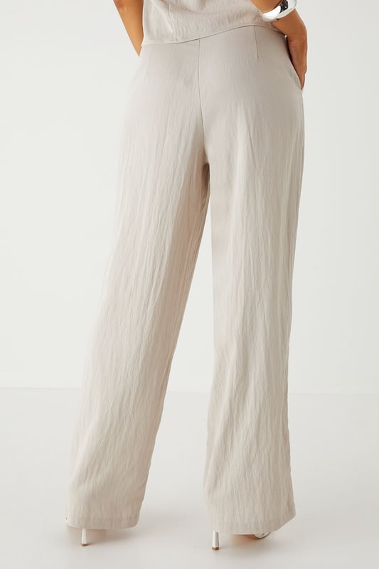 Tailored wide leg design for a dramatic silhouette that commands attention
        Practical side pockets perfect for stashing your essentials on a night out
        High-rise waistband to flatter your figure and provide comfortable all-day wear
        Smooth twill fabric that drapes beautifully with movement
        Versatile design that transitions effortlessly from day to evening events
    
    Make a statement in these MissPap Twill Wide Leg Tailored Trousers, designed to turn heads wherever you go. The dramatic wide leg cut creates a bold silhouette that flows gracefully with every step, whilst the high-rise waistband accentuates your waist for a figure-flattering effect. Style with a cross-halter top as shown for a night on the town, or dress down with a fitted tee and trainers for daytime chic. These trousers work brilliantly for family gatherings when paired with a soft blouse and flat sandals, or amp up the drama for evening drinks with strappy heels and statement jewellery. The side pockets add practical functionality to this fashion-forward piece, making these trousers the perfect addition to your wardrobe for those who want to showcase their confident style whilst maintaining comfort.