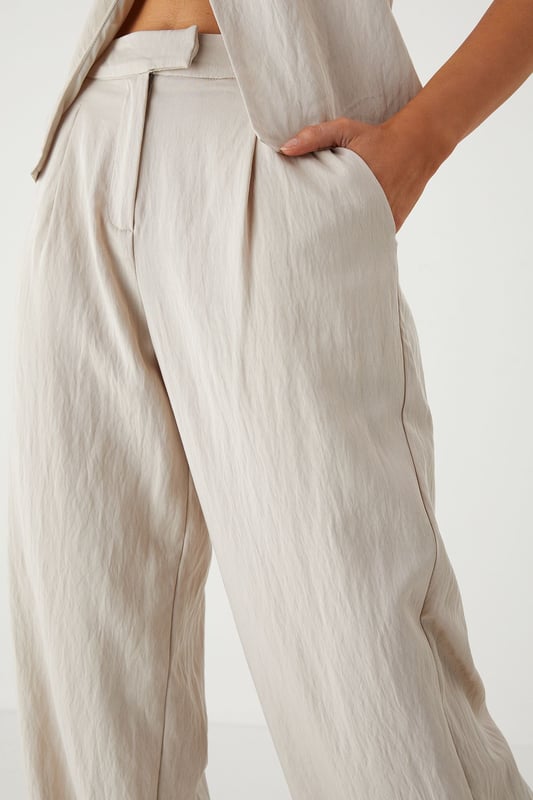 Tailored wide leg design for a dramatic silhouette that commands attention
        Practical side pockets perfect for stashing your essentials on a night out
        High-rise waistband to flatter your figure and provide comfortable all-day wear
        Smooth twill fabric that drapes beautifully with movement
        Versatile design that transitions effortlessly from day to evening events
    
    Make a statement in these MissPap Twill Wide Leg Tailored Trousers, designed to turn heads wherever you go. The dramatic wide leg cut creates a bold silhouette that flows gracefully with every step, whilst the high-rise waistband accentuates your waist for a figure-flattering effect. Style with a cross-halter top as shown for a night on the town, or dress down with a fitted tee and trainers for daytime chic. These trousers work brilliantly for family gatherings when paired with a soft blouse and flat sandals, or amp up the drama for evening drinks with strappy heels and statement jewellery. The side pockets add practical functionality to this fashion-forward piece, making these trousers the perfect addition to your wardrobe for those who want to showcase their confident style whilst maintaining comfort.