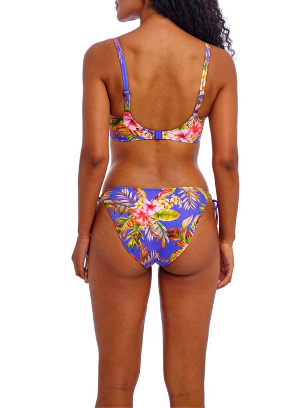 Freya Tiger Valley Sweetheart Bikini Top. Underwired lightly padded swimwear top with foam padded cups, a sweetheart neckline and a gold scallop shell charm. This product is recommended as hand wash only.
