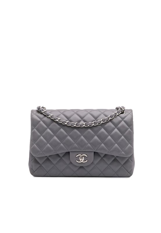 Esta bolsa de hombro presenta un cuerpo de cuero de cordero acolchado, cadenas trenzadas de cuero, dobles solapas frontales con cierre de giro CC, un bolsillo trasero exterior y bolsillos interiores con cremallera y deslizables. Marca: Chanel Condición: Pre-amada Tipo: Bolsa de Hombro Calificación: B+ Material Principal: Cuero Dimensiones (LxAxP): 21x30x9 Caída de la correa: 33 Comentarios: Parte trasera exterior arrugada. Cerradura rayada. Esquinas exteriores desgastadas. Asa exterior manchada con otros. Lateral exterior manchado con otros. Parte superior exterior manchada con otros.