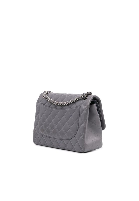 Esta bolsa de hombro presenta un cuerpo de cuero de cordero acolchado, cadenas trenzadas de cuero, dobles solapas frontales con cierre de giro CC, un bolsillo trasero exterior y bolsillos interiores con cremallera y deslizables. Marca: Chanel Condición: Pre-amada Tipo: Bolsa de Hombro Calificación: B+ Material Principal: Cuero Dimensiones (LxAxP): 21x30x9 Caída de la correa: 33 Comentarios: Parte trasera exterior arrugada. Cerradura rayada. Esquinas exteriores desgastadas. Asa exterior manchada con otros. Lateral exterior manchado con otros. Parte superior exterior manchada con otros.
