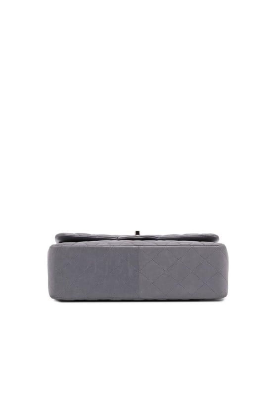 Esta bolsa de hombro presenta un cuerpo de cuero de cordero acolchado, cadenas trenzadas de cuero, dobles solapas frontales con cierre de giro CC, un bolsillo trasero exterior y bolsillos interiores con cremallera y deslizables. Marca: Chanel Condición: Pre-amada Tipo: Bolsa de Hombro Calificación: B+ Material Principal: Cuero Dimensiones (LxAxP): 21x30x9 Caída de la correa: 33 Comentarios: Parte trasera exterior arrugada. Cerradura rayada. Esquinas exteriores desgastadas. Asa exterior manchada con otros. Lateral exterior manchado con otros. Parte superior exterior manchada con otros.