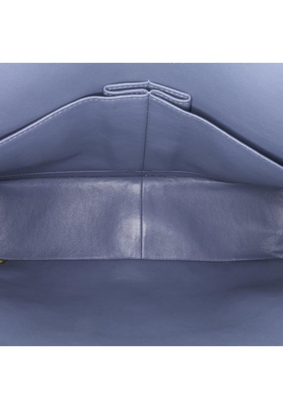 Esta bolsa de hombro presenta un cuerpo de cuero de cordero acolchado, cadenas trenzadas de cuero, dobles solapas frontales con cierre de giro CC, un bolsillo trasero exterior y bolsillos interiores con cremallera y deslizables. Marca: Chanel Condición: Pre-amada Tipo: Bolsa de Hombro Calificación: B+ Material Principal: Cuero Dimensiones (LxAxP): 21x30x9 Caída de la correa: 33 Comentarios: Parte trasera exterior arrugada. Cerradura rayada. Esquinas exteriores desgastadas. Asa exterior manchada con otros. Lateral exterior manchado con otros. Parte superior exterior manchada con otros.