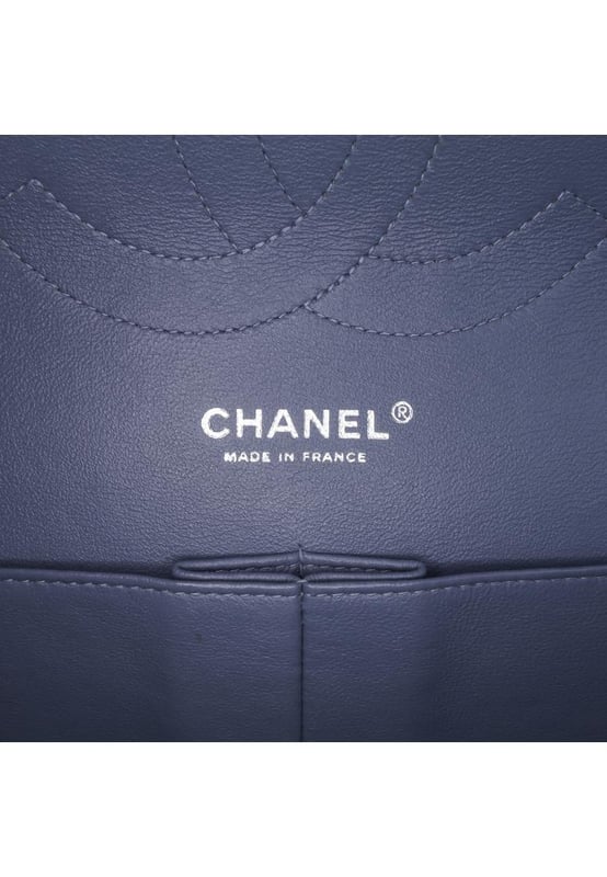 Esta bolsa de hombro presenta un cuerpo de cuero de cordero acolchado, cadenas trenzadas de cuero, dobles solapas frontales con cierre de giro CC, un bolsillo trasero exterior y bolsillos interiores con cremallera y deslizables. Marca: Chanel Condición: Pre-amada Tipo: Bolsa de Hombro Calificación: B+ Material Principal: Cuero Dimensiones (LxAxP): 21x30x9 Caída de la correa: 33 Comentarios: Parte trasera exterior arrugada. Cerradura rayada. Esquinas exteriores desgastadas. Asa exterior manchada con otros. Lateral exterior manchado con otros. Parte superior exterior manchada con otros.