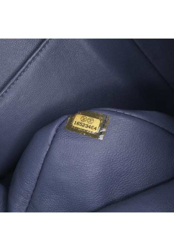 Esta bolsa de hombro presenta un cuerpo de cuero de cordero acolchado, cadenas trenzadas de cuero, dobles solapas frontales con cierre de giro CC, un bolsillo trasero exterior y bolsillos interiores con cremallera y deslizables. Marca: Chanel Condición: Pre-amada Tipo: Bolsa de Hombro Calificación: B+ Material Principal: Cuero Dimensiones (LxAxP): 21x30x9 Caída de la correa: 33 Comentarios: Parte trasera exterior arrugada. Cerradura rayada. Esquinas exteriores desgastadas. Asa exterior manchada con otros. Lateral exterior manchado con otros. Parte superior exterior manchada con otros.