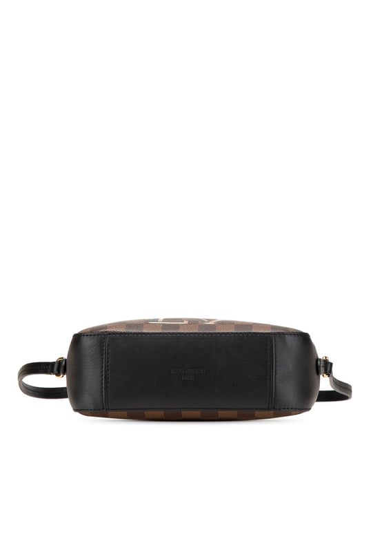 The Santa Monica features a damier ebene canvas body with leather trim a flat leather top handle a detachable flat leather strap a top zip closure and an interior slip pocket.Brand: Louis VuittonCondition: Pre-lovedType: SatchelRating: B+Main Material: CanvasDimensions (LxWxD): 14.5x21x7Strap Drop: 56Comments: Exterior Bottom Scratched. Exterior Corners Worn. Exterior Handle Creased Worn. Interior Lining Worn. Interior Lining stained with Other. Practical Attachment Scratched. Exterior Top stained with Other. Zipper Scratched.