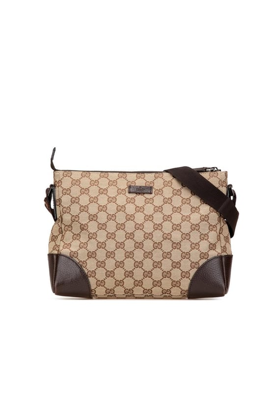 Este bolso cruzado presenta un cuerpo de lona con detalles en cuero, una correa plana ajustable, un cierre superior de cremallera y un bolsillo interior con cremallera. Marca: Gucci Condición: Pre-amado Tipo: Bolso cruzado Clasificación: B+ Material principal: tela Dimensiones (LxWxD): 21.5x27x9 Caída de la correa: 60 Comentarios: Parte trasera exterior manchada con otros. Esquinas exteriores desgastadas. Parte frontal exterior manchada con otros. Asa exterior arrugada y desgastada. Asa exterior manchada con otros. Bolsillo interior manchado con otros. Forro interior desgastado. Forro interior manchado con otros. Accesorio práctico rallado. Lado exterior manchado con otros. Parte superior exterior manchada con otros. Cremallera rallada.