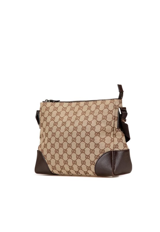 Este bolso cruzado presenta un cuerpo de lona con detalles en cuero, una correa plana ajustable, un cierre superior de cremallera y un bolsillo interior con cremallera. Marca: Gucci Condición: Pre-amado Tipo: Bolso cruzado Clasificación: B+ Material principal: tela Dimensiones (LxWxD): 21.5x27x9 Caída de la correa: 60 Comentarios: Parte trasera exterior manchada con otros. Esquinas exteriores desgastadas. Parte frontal exterior manchada con otros. Asa exterior arrugada y desgastada. Asa exterior manchada con otros. Bolsillo interior manchado con otros. Forro interior desgastado. Forro interior manchado con otros. Accesorio práctico rallado. Lado exterior manchado con otros. Parte superior exterior manchada con otros. Cremallera rallada.
