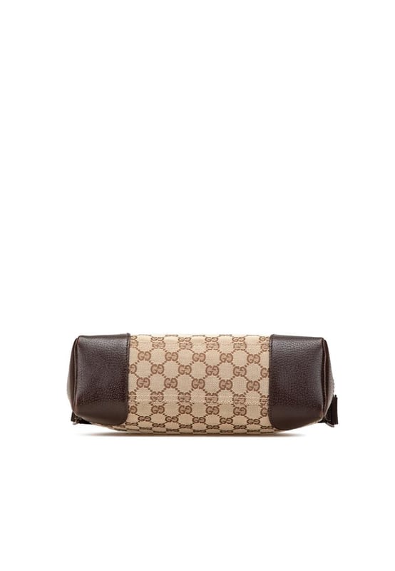 Este bolso cruzado presenta un cuerpo de lona con detalles en cuero, una correa plana ajustable, un cierre superior de cremallera y un bolsillo interior con cremallera. Marca: Gucci Condición: Pre-amado Tipo: Bolso cruzado Clasificación: B+ Material principal: tela Dimensiones (LxWxD): 21.5x27x9 Caída de la correa: 60 Comentarios: Parte trasera exterior manchada con otros. Esquinas exteriores desgastadas. Parte frontal exterior manchada con otros. Asa exterior arrugada y desgastada. Asa exterior manchada con otros. Bolsillo interior manchado con otros. Forro interior desgastado. Forro interior manchado con otros. Accesorio práctico rallado. Lado exterior manchado con otros. Parte superior exterior manchada con otros. Cremallera rallada.