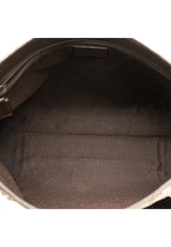 Este bolso cruzado presenta un cuerpo de lona con detalles en cuero, una correa plana ajustable, un cierre superior de cremallera y un bolsillo interior con cremallera. Marca: Gucci Condición: Pre-amado Tipo: Bolso cruzado Clasificación: B+ Material principal: tela Dimensiones (LxWxD): 21.5x27x9 Caída de la correa: 60 Comentarios: Parte trasera exterior manchada con otros. Esquinas exteriores desgastadas. Parte frontal exterior manchada con otros. Asa exterior arrugada y desgastada. Asa exterior manchada con otros. Bolsillo interior manchado con otros. Forro interior desgastado. Forro interior manchado con otros. Accesorio práctico rallado. Lado exterior manchado con otros. Parte superior exterior manchada con otros. Cremallera rallada.