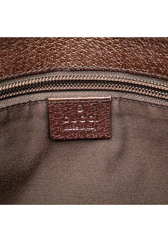 Este bolso cruzado presenta un cuerpo de lona con detalles en cuero, una correa plana ajustable, un cierre superior de cremallera y un bolsillo interior con cremallera. Marca: Gucci Condición: Pre-amado Tipo: Bolso cruzado Clasificación: B+ Material principal: tela Dimensiones (LxWxD): 21.5x27x9 Caída de la correa: 60 Comentarios: Parte trasera exterior manchada con otros. Esquinas exteriores desgastadas. Parte frontal exterior manchada con otros. Asa exterior arrugada y desgastada. Asa exterior manchada con otros. Bolsillo interior manchado con otros. Forro interior desgastado. Forro interior manchado con otros. Accesorio práctico rallado. Lado exterior manchado con otros. Parte superior exterior manchada con otros. Cremallera rallada.