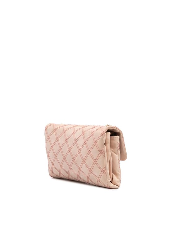 Deze schoudertas heeft een gequilt leren body met driedubbele stiksels, een goudkleurige curb chain schouderband met een leren bescherming, een klep met CC draaislot, binnenin open en ritscompartimenten en een binnenzak met rits. Merk: Chanel
Staat: Vooraf geliefd
Type: Schoudertas
Beoordeling: B+
Hoofdmateriaal: Leer
Afmetingen (LxBxD): 19x29x3
Schouderband-daling: 45
Opmerkingen: Achterkant van de buitenkant bevlekt met andere. Onderkant van de buitenkant versleten. Slot gekrast. Hoeken van de buitenkant versleten. Voorkant van de buitenkant bevlekt met andere. Binnenvoering gekreukt. Binnenvoering bevlekt met andere. Praktische bevestiging gekrast. Zijkant van de buitenkant bevlekt met andere. Rits gekrast.