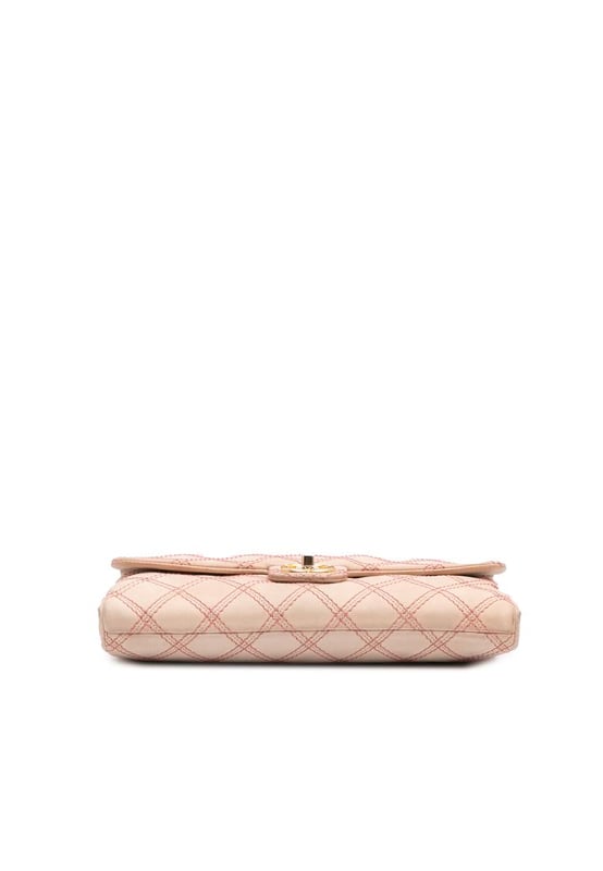 Deze schoudertas heeft een gequilt leren body met driedubbele stiksels, een goudkleurige curb chain schouderband met een leren bescherming, een klep met CC draaislot, binnenin open en ritscompartimenten en een binnenzak met rits. Merk: Chanel
Staat: Vooraf geliefd
Type: Schoudertas
Beoordeling: B+
Hoofdmateriaal: Leer
Afmetingen (LxBxD): 19x29x3
Schouderband-daling: 45
Opmerkingen: Achterkant van de buitenkant bevlekt met andere. Onderkant van de buitenkant versleten. Slot gekrast. Hoeken van de buitenkant versleten. Voorkant van de buitenkant bevlekt met andere. Binnenvoering gekreukt. Binnenvoering bevlekt met andere. Praktische bevestiging gekrast. Zijkant van de buitenkant bevlekt met andere. Rits gekrast.