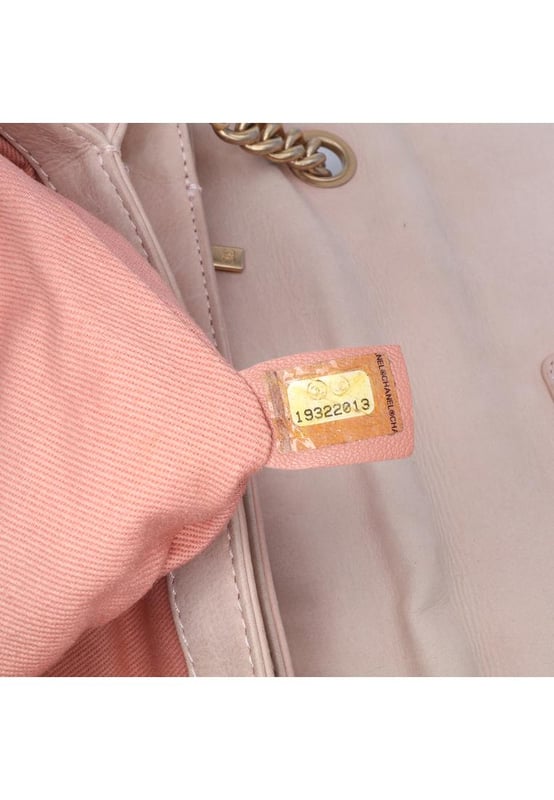 Deze schoudertas heeft een gequilt leren body met driedubbele stiksels, een goudkleurige curb chain schouderband met een leren bescherming, een klep met CC draaislot, binnenin open en ritscompartimenten en een binnenzak met rits. Merk: Chanel
Staat: Vooraf geliefd
Type: Schoudertas
Beoordeling: B+
Hoofdmateriaal: Leer
Afmetingen (LxBxD): 19x29x3
Schouderband-daling: 45
Opmerkingen: Achterkant van de buitenkant bevlekt met andere. Onderkant van de buitenkant versleten. Slot gekrast. Hoeken van de buitenkant versleten. Voorkant van de buitenkant bevlekt met andere. Binnenvoering gekreukt. Binnenvoering bevlekt met andere. Praktische bevestiging gekrast. Zijkant van de buitenkant bevlekt met andere. Rits gekrast.