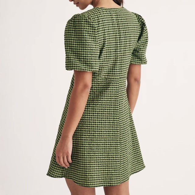 Women's Nobodys Child Liza Gingham Mini Dress in Green Womens Nobody's Child Liza Gingham Mini Dress in greenPrepare to fall in love with Liza. A flattering low v-neck and so-now khaki shade get a massive check from us. Take a walk on the wild side and style yours with statement shoes that shine.- V-neck- Short puff sleeves - Concealed zip fastening - Designed for a relaxed cut - 64% Organic cotton 35% Polyester 1% Elastane. Machine washable.- Ref: D242050GRN
