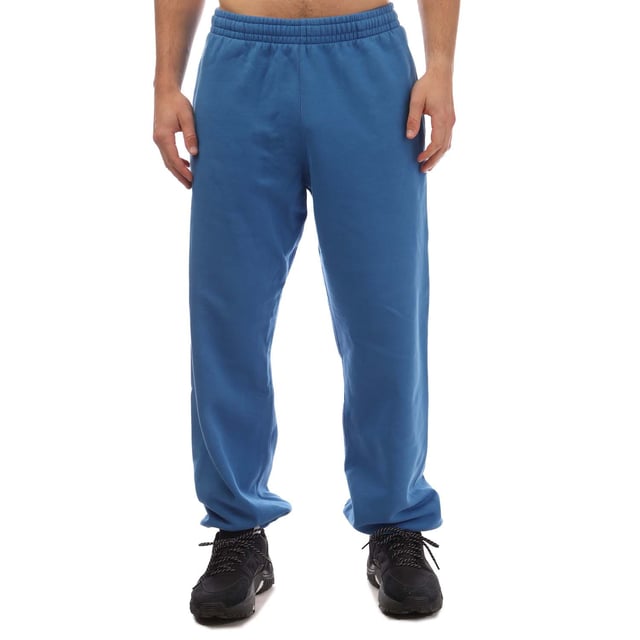 Off White Diagonal Tab Slim Sweatpants in blauw.- Elastische tailleband met trekkoord.- Zijzakken.- Off-White™ logo op de voorkant gedrukt.- Diagonaalprints aan de zijkant.- Enkelmanchetten.- 100% Katoen.- Ref: OMCH0290014545
