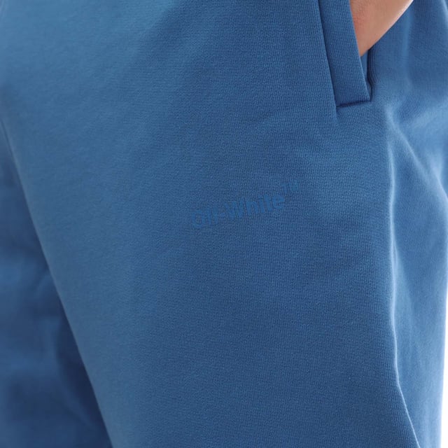 Off White Diagonal Tab Slim Sweatpants in blauw.- Elastische tailleband met trekkoord.- Zijzakken.- Off-White™ logo op de voorkant gedrukt.- Diagonaalprints aan de zijkant.- Enkelmanchetten.- 100% Katoen.- Ref: OMCH0290014545