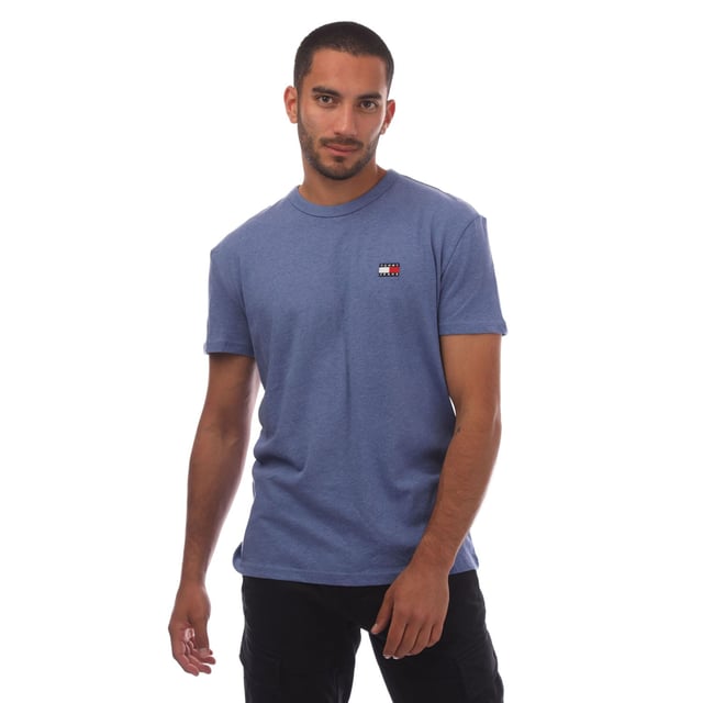 Mens Tommy Hilfiger Tonal Badge T- Shirt in blue.- Ribbed crewneck.- Short sleeves.- Slightly dropped shoulders.- Tonal Tommy badge patch on chest.- Tommy Jeans branding.- Regular fit.- 100% Cotton.- Ref.: DM0DM20322DSF