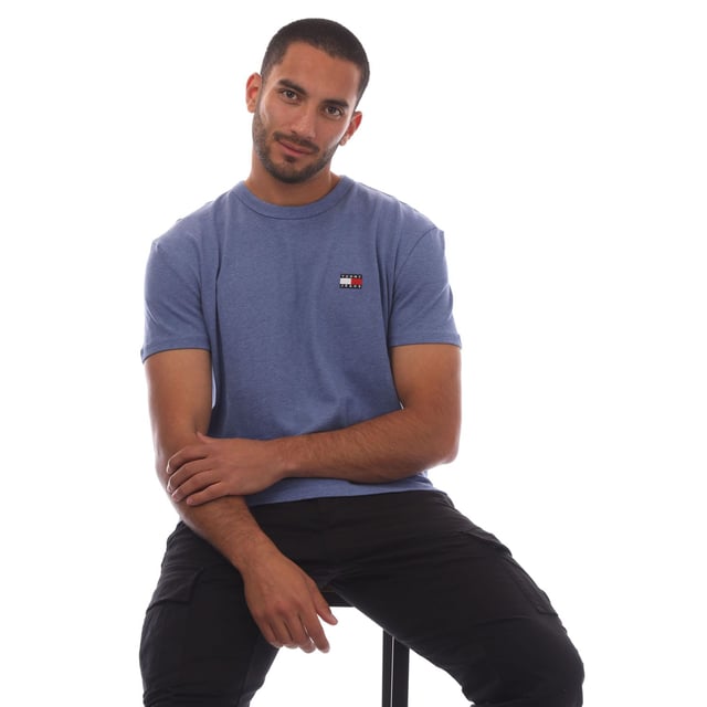 Mens Tommy Hilfiger Tonal Badge T- Shirt in blue.- Ribbed crewneck.- Short sleeves.- Slightly dropped shoulders.- Tonal Tommy badge patch on chest.- Tommy Jeans branding.- Regular fit.- 100% Cotton.- Ref.: DM0DM20322DSF