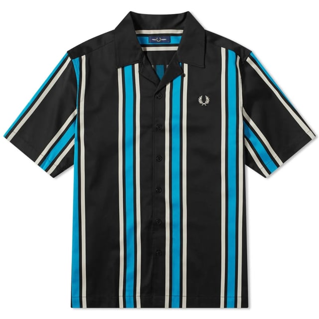 Verfijn je stijl met dit veelzijdige Fred Perry-overhemd. De korte mouwen en knoopsluiting maken het gemakkelijk te dragen, en de iconische FP-badge op de linkerborst voegt een vleugje verfijning toe aan elke outfit. Gemaakt van 100% katoen, is dit overhemd niet alleen comfortabel maar ook duurzaam. Perfect voor elke gelegenheid, je zult het met plezier in je garderobe opnemen