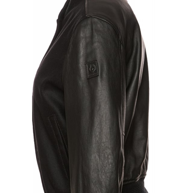 Erleben Sie ultimative Vielseitigkeit und Stil mit der Belstaff Black Jacket. Diese Jacke bietet sowohl Warme als auch modisches Design und ermoglicht Ihnen den muhelosen ubergang von einem lassigen Tageslook zu einem schicken Abend-Outfit. Bleiben Sie gemutlich und sehen Sie fantastisch aus mit dieser Must-Have-Jacke!, Lederjacke, Material: 80 % Wolle, 20 % Polyamid, Markenaufnaher auf der linken Brust, leicht, Lammleder am Rucken und an den Armen der Jacke, weiches Luxusleder, gerippt Bundchen mit Strickstreifen am Rumpf und an den armeln, Geschnittene Knopfleiste mit Druckknopfen in der vorderen Mitte, Normale Passform, Reissverschluss, Schwarzer Mantel, Hergestellt in Italien