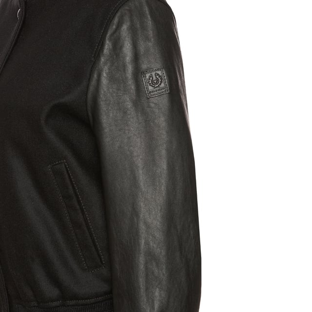 Erleben Sie ultimative Vielseitigkeit und Stil mit der Belstaff Black Jacket. Diese Jacke bietet sowohl Warme als auch modisches Design und ermoglicht Ihnen den muhelosen ubergang von einem lassigen Tageslook zu einem schicken Abend-Outfit. Bleiben Sie gemutlich und sehen Sie fantastisch aus mit dieser Must-Have-Jacke!, Lederjacke, Material: 80 % Wolle, 20 % Polyamid, Markenaufnaher auf der linken Brust, leicht, Lammleder am Rucken und an den Armen der Jacke, weiches Luxusleder, gerippt Bundchen mit Strickstreifen am Rumpf und an den armeln, Geschnittene Knopfleiste mit Druckknopfen in der vorderen Mitte, Normale Passform, Reissverschluss, Schwarzer Mantel, Hergestellt in Italien