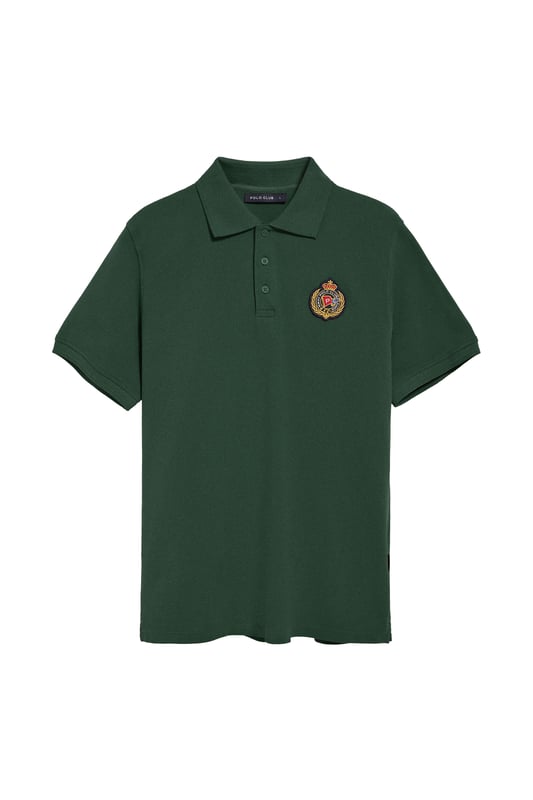 Peppen Sie Ihren Stil mit diesem kurzärmligen Herren-Poloshirt auf, das von der Seefahrt inspiriert ist. Es ist aus Baumwollpiqué gefertigt und verfügt über einen eleganten gerippten Kragen und drei farblich abgestimmte Logo-Knöpfe. Die dezenten Paspeln an der Knopfleiste unterstreichen seinen exklusiven Charakter. Kleine Seitenschlitze. Gerippte Ärmelbündchen sorgen für einen perfekten Sitz. Nahtband an der Krageninnenseite. Der maritim inspirierte Aufnäher auf der Brust und das gummierte Polo Club Etikett an der Seite sorgen für einen sportlichen Touch und bieten einen lässigen und zugleich stilvollen Look.