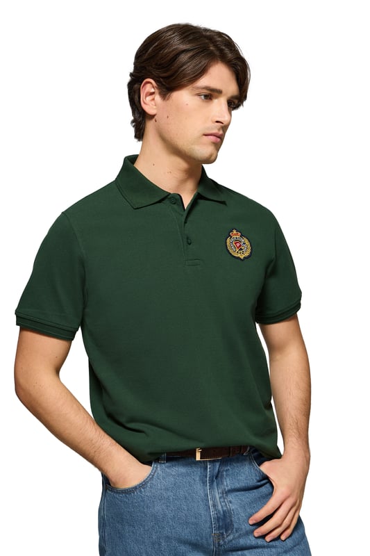 Peppen Sie Ihren Stil mit diesem kurzärmligen Herren-Poloshirt auf, das von der Seefahrt inspiriert ist. Es ist aus Baumwollpiqué gefertigt und verfügt über einen eleganten gerippten Kragen und drei farblich abgestimmte Logo-Knöpfe. Die dezenten Paspeln an der Knopfleiste unterstreichen seinen exklusiven Charakter. Kleine Seitenschlitze. Gerippte Ärmelbündchen sorgen für einen perfekten Sitz. Nahtband an der Krageninnenseite. Der maritim inspirierte Aufnäher auf der Brust und das gummierte Polo Club Etikett an der Seite sorgen für einen sportlichen Touch und bieten einen lässigen und zugleich stilvollen Look.