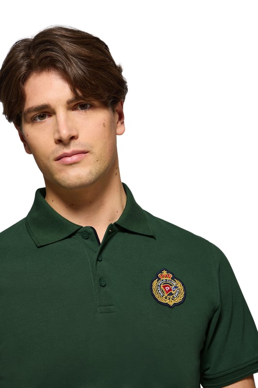 Peppen Sie Ihren Stil mit diesem kurzärmligen Herren-Poloshirt auf, das von der Seefahrt inspiriert ist. Es ist aus Baumwollpiqué gefertigt und verfügt über einen eleganten gerippten Kragen und drei farblich abgestimmte Logo-Knöpfe. Die dezenten Paspeln an der Knopfleiste unterstreichen seinen exklusiven Charakter. Kleine Seitenschlitze. Gerippte Ärmelbündchen sorgen für einen perfekten Sitz. Nahtband an der Krageninnenseite. Der maritim inspirierte Aufnäher auf der Brust und das gummierte Polo Club Etikett an der Seite sorgen für einen sportlichen Touch und bieten einen lässigen und zugleich stilvollen Look.