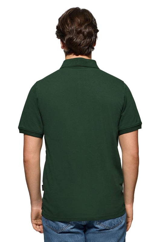 Peppen Sie Ihren Stil mit diesem kurzärmligen Herren-Poloshirt auf, das von der Seefahrt inspiriert ist. Es ist aus Baumwollpiqué gefertigt und verfügt über einen eleganten gerippten Kragen und drei farblich abgestimmte Logo-Knöpfe. Die dezenten Paspeln an der Knopfleiste unterstreichen seinen exklusiven Charakter. Kleine Seitenschlitze. Gerippte Ärmelbündchen sorgen für einen perfekten Sitz. Nahtband an der Krageninnenseite. Der maritim inspirierte Aufnäher auf der Brust und das gummierte Polo Club Etikett an der Seite sorgen für einen sportlichen Touch und bieten einen lässigen und zugleich stilvollen Look.