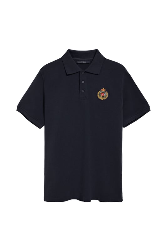 Peppen Sie Ihren Stil mit diesem kurzärmligen Herren-Poloshirt auf, das von der Seefahrt inspiriert ist. Es ist aus Baumwollpiqué gefertigt und verfügt über einen eleganten gerippten Kragen und drei farblich abgestimmte Logo-Knöpfe. Die dezenten Paspeln an der Knopfleiste unterstreichen seinen exklusiven Charakter. Kleine Seitenschlitze. Gerippte Ärmelbündchen sorgen für einen perfekten Sitz. Nahtband an der Krageninnenseite. Der maritim inspirierte Aufnäher auf der Brust und das gummierte Polo Club Etikett an der Seite sorgen für einen sportlichen Touch und bieten einen lässigen und zugleich stilvollen Look.