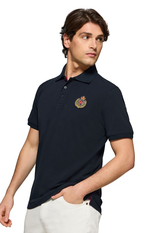 Peppen Sie Ihren Stil mit diesem kurzärmligen Herren-Poloshirt auf, das von der Seefahrt inspiriert ist. Es ist aus Baumwollpiqué gefertigt und verfügt über einen eleganten gerippten Kragen und drei farblich abgestimmte Logo-Knöpfe. Die dezenten Paspeln an der Knopfleiste unterstreichen seinen exklusiven Charakter. Kleine Seitenschlitze. Gerippte Ärmelbündchen sorgen für einen perfekten Sitz. Nahtband an der Krageninnenseite. Der maritim inspirierte Aufnäher auf der Brust und das gummierte Polo Club Etikett an der Seite sorgen für einen sportlichen Touch und bieten einen lässigen und zugleich stilvollen Look.