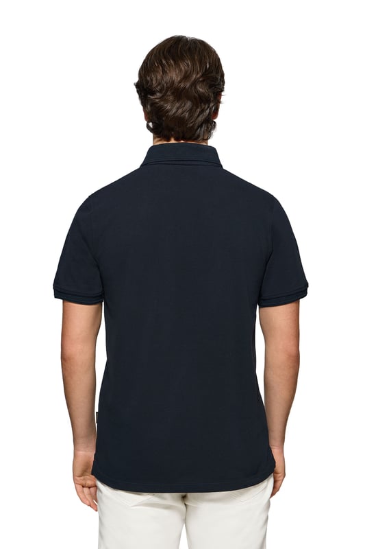 Peppen Sie Ihren Stil mit diesem kurzärmligen Herren-Poloshirt auf, das von der Seefahrt inspiriert ist. Es ist aus Baumwollpiqué gefertigt und verfügt über einen eleganten gerippten Kragen und drei farblich abgestimmte Logo-Knöpfe. Die dezenten Paspeln an der Knopfleiste unterstreichen seinen exklusiven Charakter. Kleine Seitenschlitze. Gerippte Ärmelbündchen sorgen für einen perfekten Sitz. Nahtband an der Krageninnenseite. Der maritim inspirierte Aufnäher auf der Brust und das gummierte Polo Club Etikett an der Seite sorgen für einen sportlichen Touch und bieten einen lässigen und zugleich stilvollen Look.