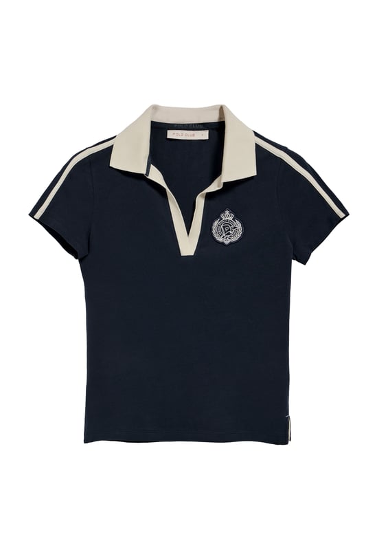 Das maritim inspirierte, kurzärmelige Damen-Poloshirt verbindet den klassischen Polostil mit modernen Details. Die samtige Baumwollverarbeitung verleiht ihm eine einzigartige Weichheit. Der elegante V-Ausschnitt mit kontrastierendem Revers verleiht dem Poloshirt einen raffinierten Look. Die Seitenschlitze setzen nicht nur einen modernen Akzent, sondern optimieren auch die Passform. Nahtband an der Krageninnenseite. Der einfarbige Aufnäher mit nautischem Motiv auf der Brust rundet sein Design ab. Ideal, um einen Tag im Freien zu genießen.