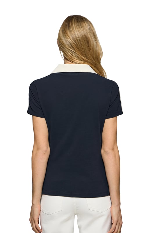 Das maritim inspirierte, kurzärmelige Damen-Poloshirt verbindet den klassischen Polostil mit modernen Details. Die samtige Baumwollverarbeitung verleiht ihm eine einzigartige Weichheit. Der elegante V-Ausschnitt mit kontrastierendem Revers verleiht dem Poloshirt einen raffinierten Look. Die Seitenschlitze setzen nicht nur einen modernen Akzent, sondern optimieren auch die Passform. Nahtband an der Krageninnenseite. Der einfarbige Aufnäher mit nautischem Motiv auf der Brust rundet sein Design ab. Ideal, um einen Tag im Freien zu genießen.
