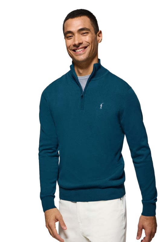 Verleihen Sie Ihrem Look eine raffinierte Note mit unserem Strickpullover aus Baumwolle für Herren. Er verfügt über einen praktischen halben Reißverschluss und gerippte Details an Kragen, Ärmeln und Taille für einen perfekten Sitz und eine ideale Passform. Das dezente marineblaue Nahtband am Kragen mit eingraviertem Polo Club Logo unterstreichen die Eleganz dieses Pullovers. Charakteristische Stickerei unseres Rigby Go-Logos in Kontrastfarbe auf der Brust. Ein vielseitiges Kleidungsstück, das sowohl zu einem lässigen als auch zu einem formelleren Look passt.