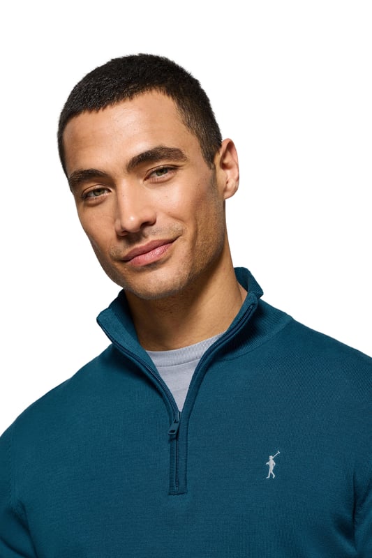 Verleihen Sie Ihrem Look eine raffinierte Note mit unserem Strickpullover aus Baumwolle für Herren. Er verfügt über einen praktischen halben Reißverschluss und gerippte Details an Kragen, Ärmeln und Taille für einen perfekten Sitz und eine ideale Passform. Das dezente marineblaue Nahtband am Kragen mit eingraviertem Polo Club Logo unterstreichen die Eleganz dieses Pullovers. Charakteristische Stickerei unseres Rigby Go-Logos in Kontrastfarbe auf der Brust. Ein vielseitiges Kleidungsstück, das sowohl zu einem lässigen als auch zu einem formelleren Look passt.