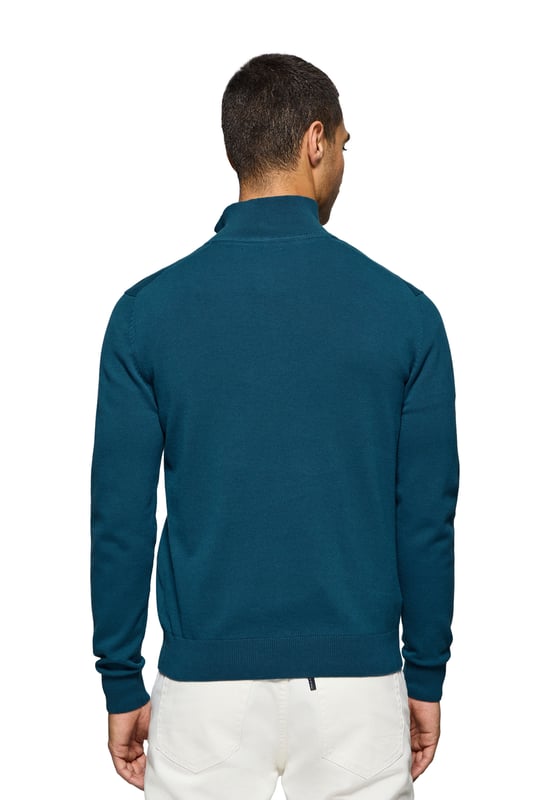 Verleihen Sie Ihrem Look eine raffinierte Note mit unserem Strickpullover aus Baumwolle für Herren. Er verfügt über einen praktischen halben Reißverschluss und gerippte Details an Kragen, Ärmeln und Taille für einen perfekten Sitz und eine ideale Passform. Das dezente marineblaue Nahtband am Kragen mit eingraviertem Polo Club Logo unterstreichen die Eleganz dieses Pullovers. Charakteristische Stickerei unseres Rigby Go-Logos in Kontrastfarbe auf der Brust. Ein vielseitiges Kleidungsstück, das sowohl zu einem lässigen als auch zu einem formelleren Look passt.