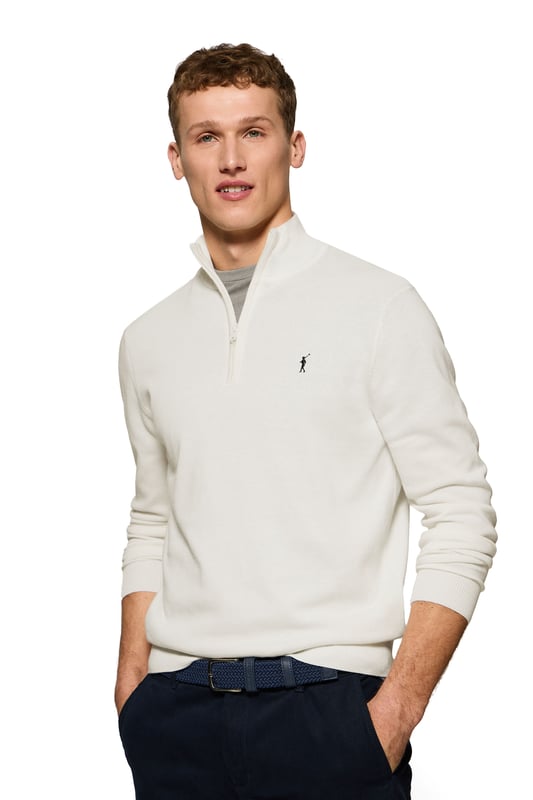 Verleihen Sie Ihrem Look eine raffinierte Note mit unserem Strickpullover aus Baumwolle für Herren. Er verfügt über einen praktischen halben Reißverschluss und gerippte Details an Kragen, Ärmeln und Taille für einen perfekten Sitz und eine ideale Passform. Das dezente marineblaue Nahtband am Kragen mit eingraviertem Polo Club Logo unterstreichen die Eleganz dieses Pullovers. Charakteristische Stickerei unseres Rigby Go-Logos in Kontrastfarbe auf der Brust. Ein vielseitiges Kleidungsstück, das sowohl zu einem lässigen als auch zu einem formelleren Look passt.
